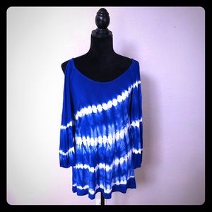 Cold shoulder blouse blue/white loose and flowing